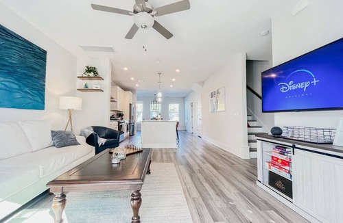 North Charleston Villa | King Bed w/Great Location, 15 Min to Downtown