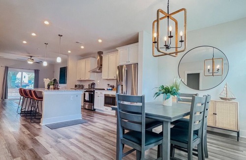North Charleston Villa | King Bed w/Great Location, 15 Min to Downtown