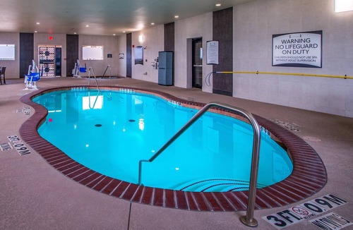 Longview Condo | King Suite. Free Breakfast. Indoor Pool. 15 Min to Maude Cobb Convention Center.