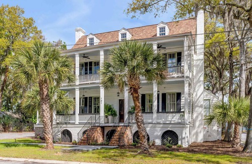 The Old Commons House | King Suite in Historic B&B w. Waterview + Porches