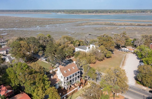 The Old Commons House | King Suite in Historic B&B w. Waterview + Porches