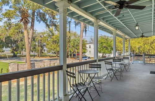The Old Commons House | King Suite in Historic B&B w. Waterview + Porches