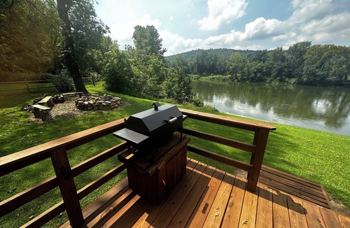 Boswell House | La Petite Maison, Tiny house Melbourne, AR in peaceful community of Mount Olive.
