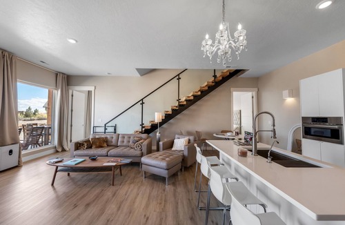 Big Water Villa | Lake Powell Sunrise Villa by Antelope Canyon - Firepit, Stargazing & Scenic View