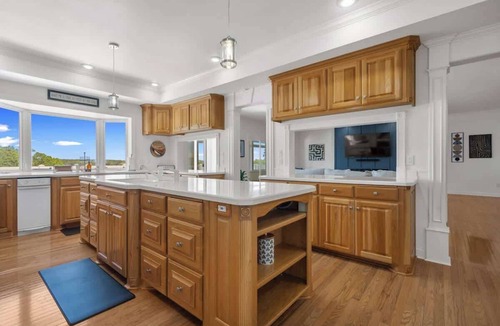 Hot Springs Village House | Lakefront Estate on Lake Balboa Sleeps 16+