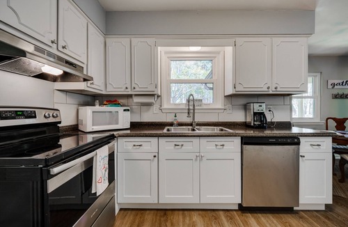 Fairfield Bay House | Lakeside Livin'-near Marina, Game Room, Wi-Fi, King Bed, Fire Pit, Huge Balcony