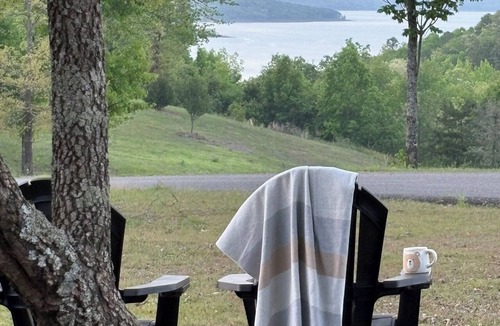 Quitman Cabin | LAKEVIEW! KING BEDS! Cove creek area within minutes to boat launch or swim!