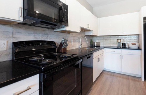 Pinch District Apartment | Landing | Stunning 1BD, Pool, Gym