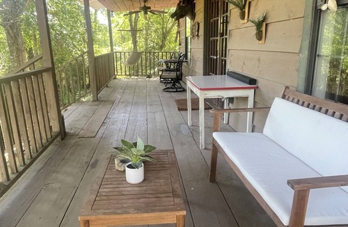 Talisheek Cabin | Lazy Aker Nest-river front, family fun, cold pool, stars, picnic, gatherings