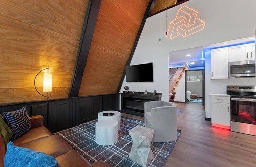 Omaha Cabin | LEDCabin, See the Stars, w/private Sauna, Hot Tub, on Creekfront