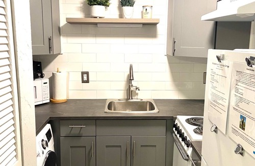 Sarasota Apartment | Lido Key- quaint studio remodeled holiday cottage-A