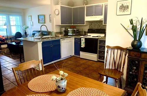 Mount Pleasant House | Lovely 2 BD Cottage halfway between sandy beaches and historic Charleston