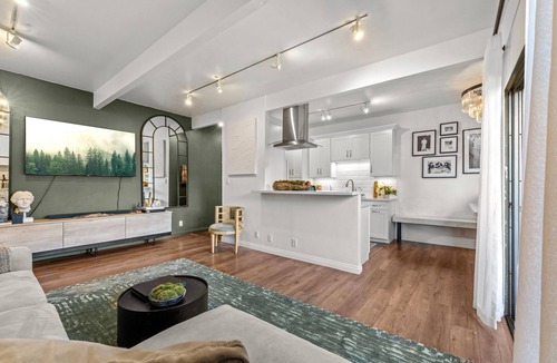 Valley Village Apartment | Luca's Tree Flat! The 1bed condo in Studio City/Valley Village