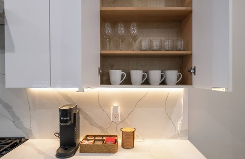 Jersey City House | LUX Home with FREE Parking & Private Rooftop Minutes to NYC & Metlife Stadium!