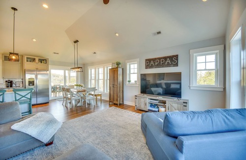 Duck Cottage | Luxe Family Home w/Seasonal Pool in Duck!