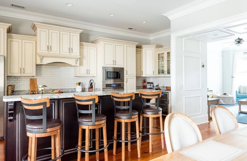 Historic Downtown Savannah House | Luxurious Townhome Near Park with Private Parking by Lucky Savannah