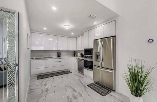 Hialeah House | Luxurious Tropical Private Oasis by Mia Airport