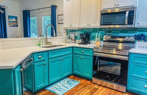 Savannah Beach House | Luxury Tybee Beach House: Dual Decks & Gear Sleeps 10