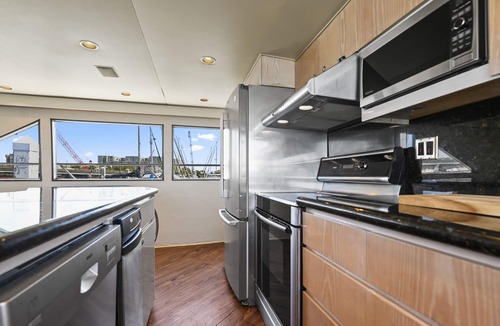 Downtown Charleston Boat Rental | Luxury Yacht Charter with private stewardess, great views, & strong Wi-Fi.