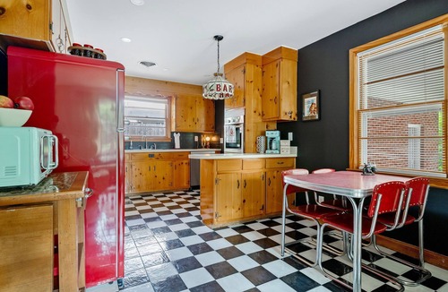 North Charleston House | Magnolia Retreat: Karaoke, Movie Nights & Backyard