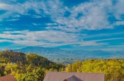Sevierville Cabin | MAJESTIC MTN views! 2BR2BA 12 min to PWY HotTub GAME ROOM! Fast internet!