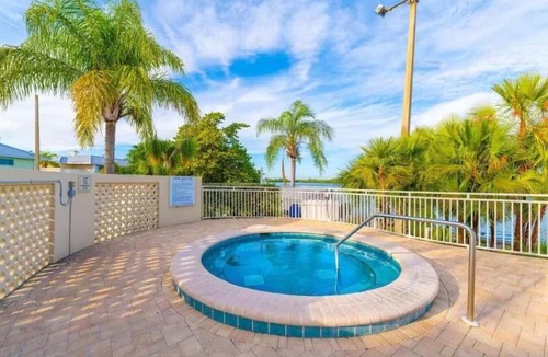 Ruskin House | Mangrove Waterway View Sleeps 4 Pool & Courts