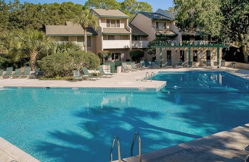 Sea Pines Condo | Marsh view Harbour Town condo with shared pool, close to shops & restaurants