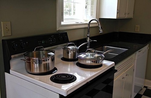 French Quarter Cottage | Mid 1700s Carriage House W/Courtyard, Gated Parking, And A Full Kitchen