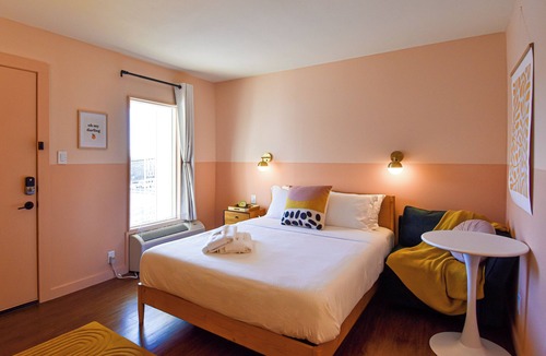 Fayetteville Hotel | Mid-Century Themed Hotel Room in Fayetteville, AR - The Clementine on College #6