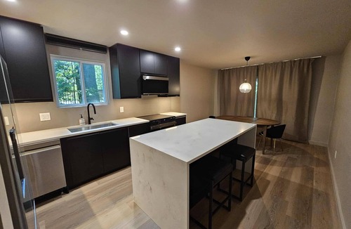 Rosewood Apartment | Modern 2 Bed, 2 Bath Ground Floor Apartment with Private Backyard