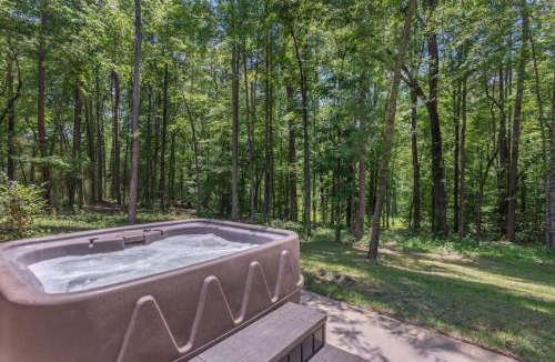 Travelers Rest House | Modern Cabin in the Woods with Hot Tub