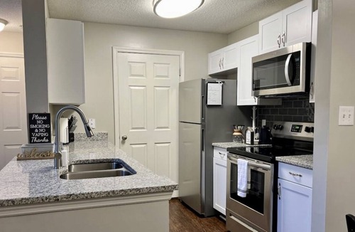 National Hills Apartment | Modern Gem 5 mins to Masters!