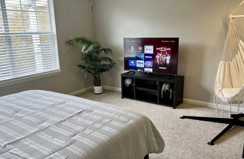 National Hills Apartment | Modern Gem 5 mins to Masters!