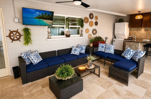 Lake Magdalene House | Modern Heater pool house tampa. Close to the park and zoo