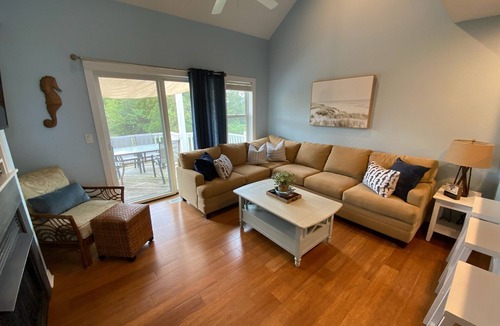 Bermuda Bay House | Modern home. Short stays. Amazing pool 🏊‍♀️ Centrally located to shopping & beach!