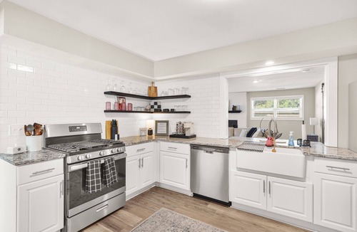 Savannah House | Modern Retreat - 9 Miles to Downtown - Game room