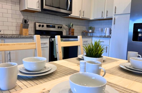 Bay Lake Condo | Modern Retreat Near Disney– Balcony Fireworks View King Bed Resort Pool & Gym
