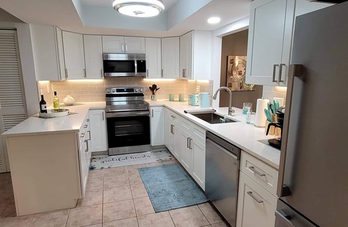 Sarasota Villa | Modern, Spacious Villa close to #1 Siesta Key Beach! FreeWiFi, Updated ,Hot tub