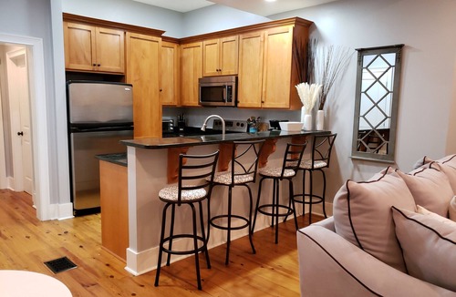Historic Downtown Savannah Condo | Modern Victorian Easy 2blk walk from Forsyth, Farmers Mrkt, Cocktails!