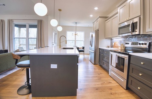 Bella Vista House | Modern Wooded Retreat | Corporate Housing | Fenced Yard, Pets OK | Near Back 40