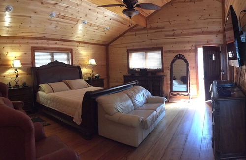 Bee Branch Cabin | Moon Shadow Lodge on Greers Ferry Lake Ozark Mountain Paradise in Arkansas