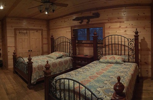 Bee Branch Cabin | Moon Shadow Lodge on Greers Ferry Lake Ozark Mountain Paradise in Arkansas