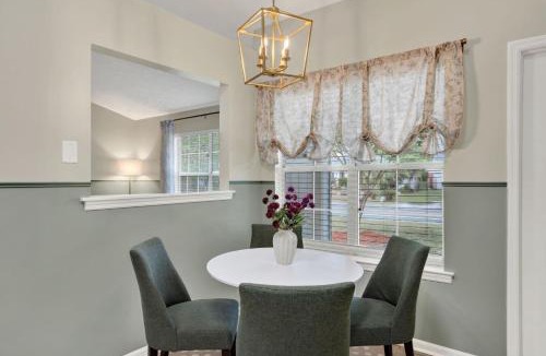 Whitemarsh Island House | Mossy Tides Retreat | Hot Tub+Mini Golf+Game Room
