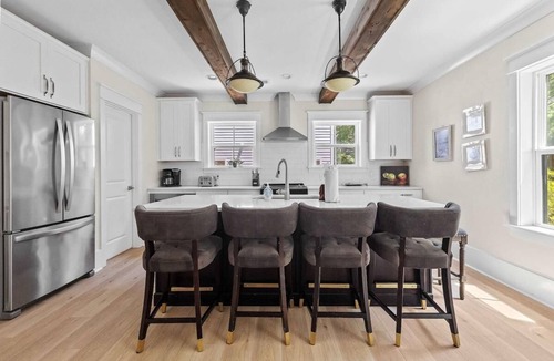 Old Village House | Mt Pleasant Beach Retreat- Mins to Beach-Hot Tub