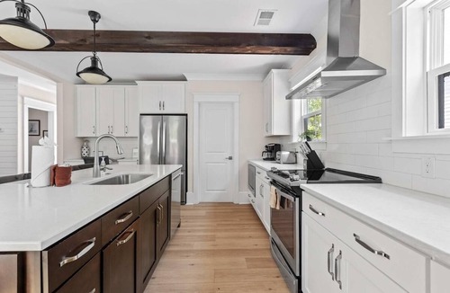Old Village House | Mt Pleasant Beach Retreat- Mins to Beach-Hot Tub