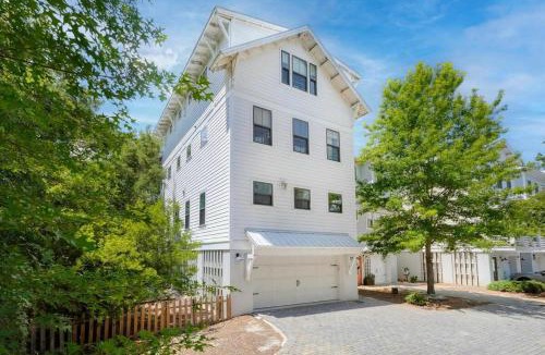 Old Village House | Mt Pleasant Beach Retreat- Mins to Beach-Hot Tub