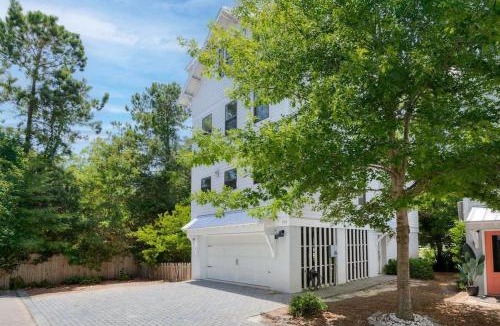 Old Village House | Mt Pleasant Beach Retreat- Mins to Beach-Hot Tub