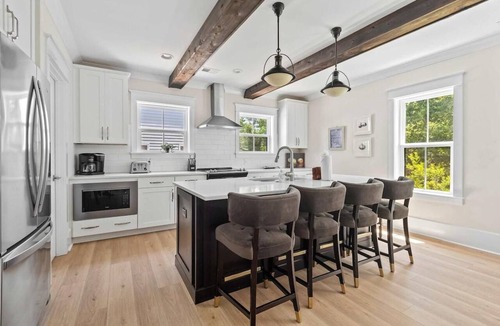 Old Village House | Mt Pleasant Beach Retreat- Mins to Beach-hot Tub