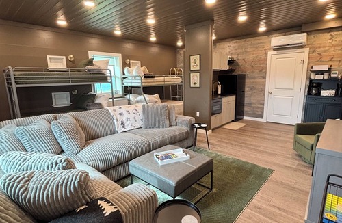 Jasper House | NEW Fun Filled Retreat in Jasper! Pickleball, Pool Table, Arcade Games, Bunkroom