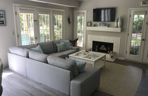Shipyard Plantation House | NEW LISTING! Modern Townhouse - Evian Villas in Shipyard,